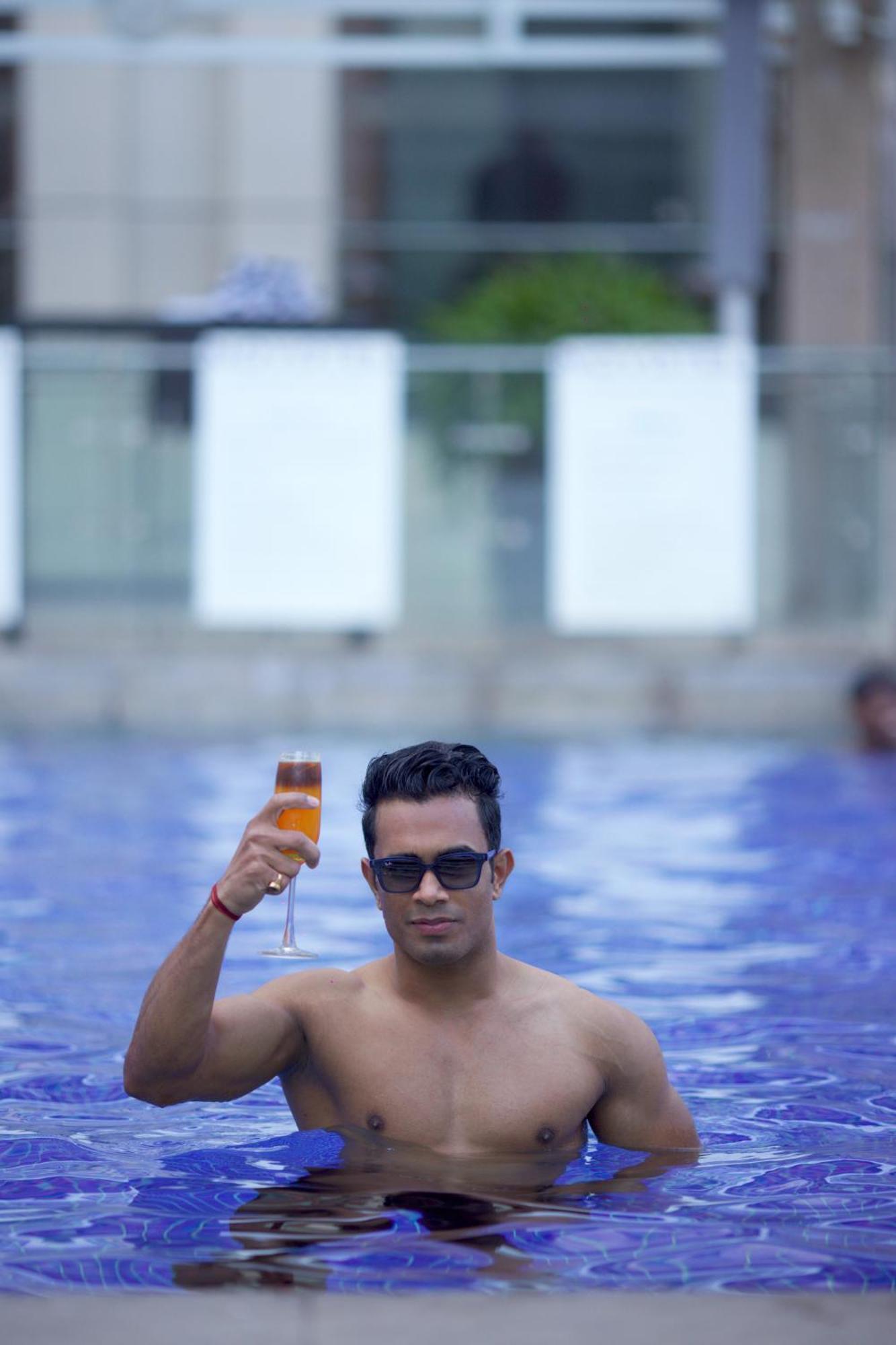 Novotel Hyderabad Airport Экстерьер фото A man in a swimming pool