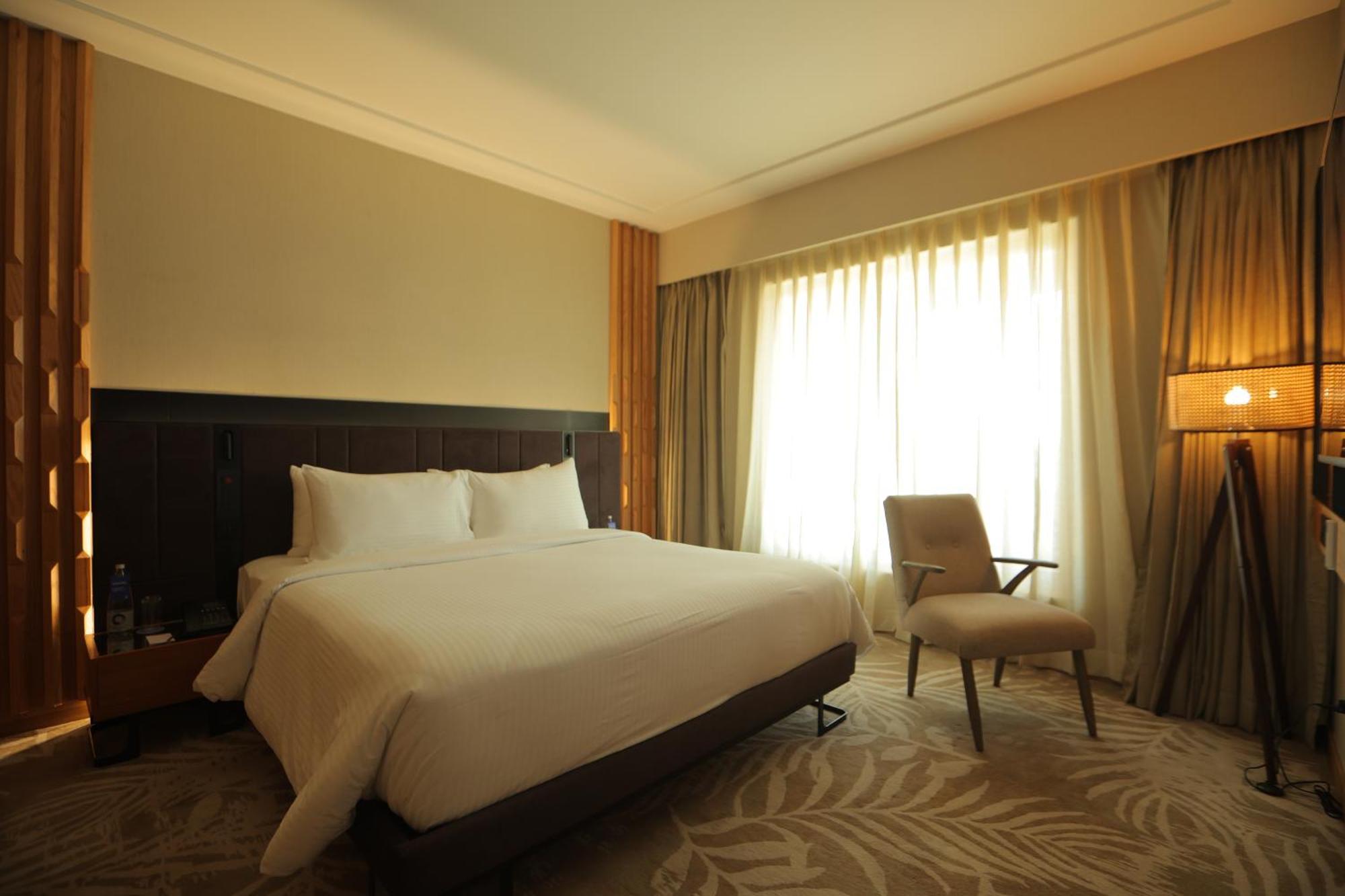 Novotel Hyderabad Airport Экстерьер фото A bedroom at the hotel