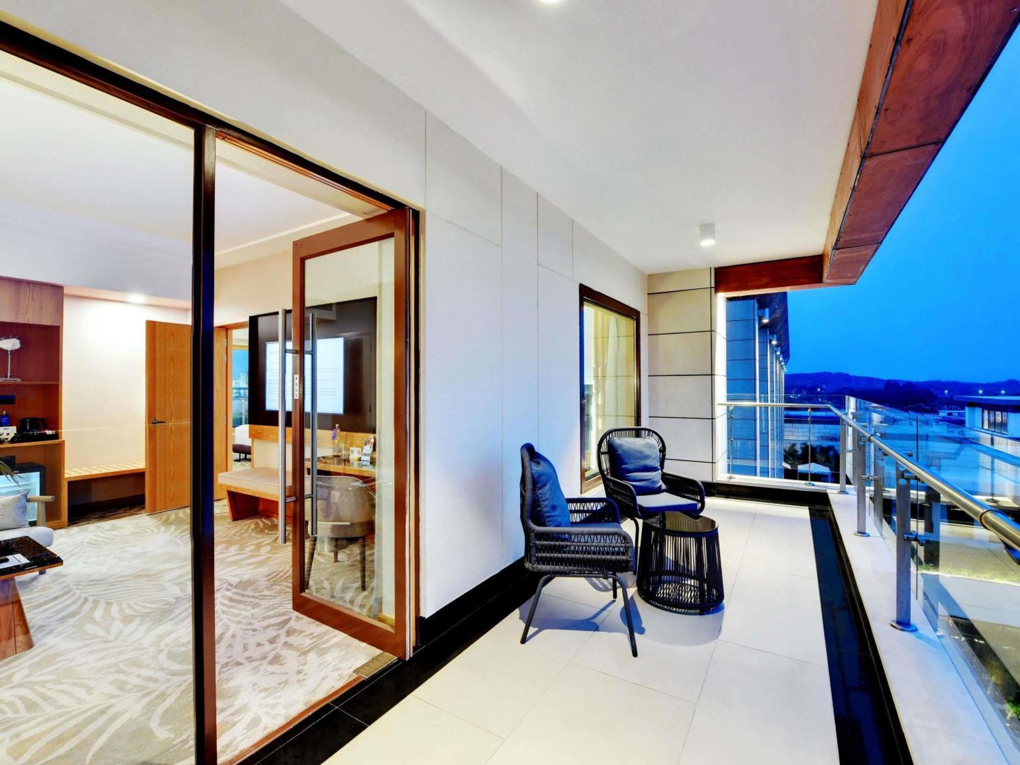Novotel Hyderabad Airport Экстерьер фото